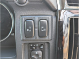 パワースライドドアはもちろん両側ともに装着されてます!運転席の操作ボタンの他、スマートキーのボタンでも開閉操作可能です。もちろん両側ともスムーズに開閉します。