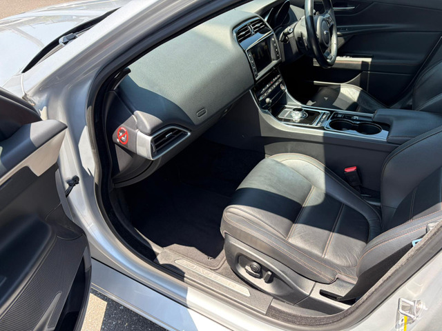 【中古】 楽習の市場 ジャガー XE 20d ピュア ブラックレザーシート 全周囲カメラ の中古車