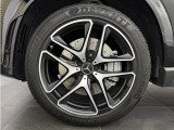 純正21インチAMG5ツインスポークアルミホイール。タイヤも昨年の点検時に2025年製造のものへ交換済みですので、残部山も8分以上ありますので、当面の間は安心してお乗りいただけます。