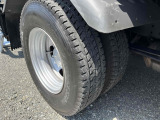 タイヤ山約4分程度残有り。車検問題なく通ります♪