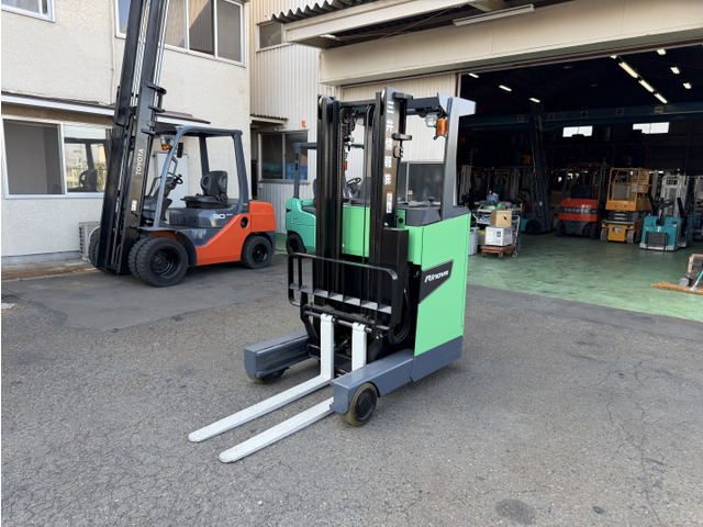 トヨタL&F 電動フォークリフト 免許不要 900キロ 3m リーチ