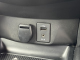 ●電源ソケット、USB/iPod接続端子、AUX(外部機器)接続端子