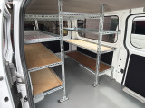 【荷室には棚板もございますので、工具や資材の整理もしやすく、実用性の高い仕様となっております!!】