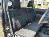 前席はベンチシートになっておりますので使い勝手がいいです。アームレストや運転席にはシートリフターも付いておりますので自分好みのシートポジションを見つけてください。