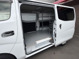 【荷室にはすでに棚が設置されておりますので、お仕事用からアウトドア用途まで、使い方次第で幅広くご活用いただけます!!】