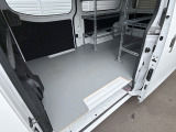 【荷室にはすでに棚が設置されておりますので、お仕事用からアウトドア用途まで、使い方次第で幅広くご活用いただけます!!】