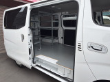 【荷室にはすでに棚が設置されておりますので、お仕事用からアウトドア用途まで、使い方次第で幅広くご活用いただけます!!】