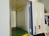 フロント荷室/内寸:76&times;167&times;135(すのこ付:132) 両サイド開閉式ドア 水抜き穴前1対 荷室灯1個