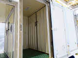 荷室2室式(フロント1室/リア2室仕様・可動式仕切り扉付)