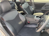 運転席シートです。ファブリック&times;合成皮革のシートで高級感が有りカッコいいです。