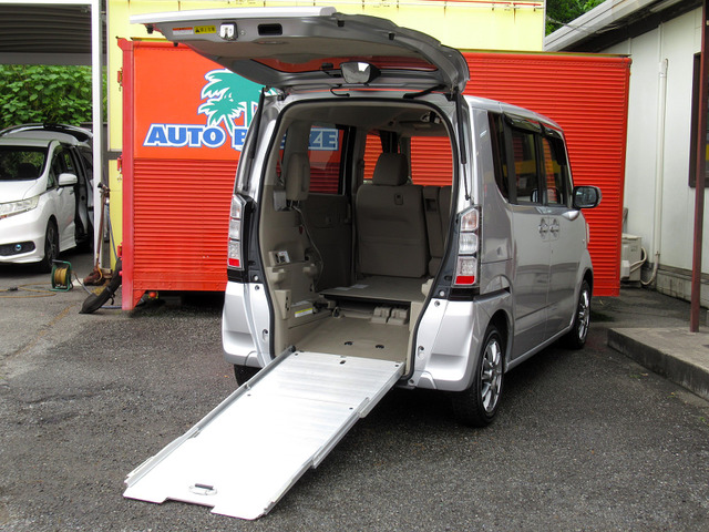 N-BOX+ G 車いす仕様車 福祉車両/車イス電動ウィンチ固定装置