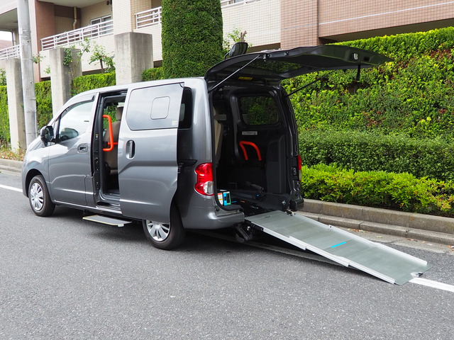 NV200バネットバン  福祉車両 チェアキャブ 車いす1名7人