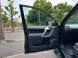 【全車リフレッシュ】隅々までの車内クリーニングに加え、専用装置でタバコやペット臭の脱臭と、細菌・ウィルス・カビの殺菌を実施。ニオイを徹底除去し、清潔にリフレッシュしてご納車します。