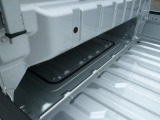 キャビン下は空洞になっているので、箒・桑・剪定用鋏などの柄が長い物も積み込めます✂