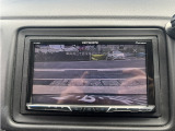 安心のバックカメラも装備されております。後方がしっかりと確認できるので安心して駐車が可能です。カラーモデルなので見やすさもGOOD。