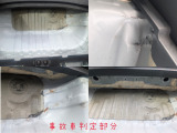 リアエンドパネル修正、トランクフロア現状。このキズの為、事故車判定です。
