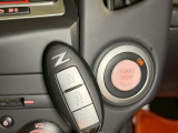 【スマートキー】 車内へのアクセス楽々、今や必須アイテムの「スマートキー」には、キー複製防止「イモビライザー」まで備わっております。