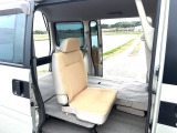 後部座席を前に倒すと荷室が広がりますので便利です 片側だけリアシートを倒し3人乗りになります 左右どちらかだけ倒す事ができます。 荷物量に合わせて調整幅が広いラゲッジスペースとなっています