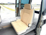 後部座席を前に倒すと荷室が広がりますので便利です 片側だけリアシートを倒し3人乗りになります 左右どちらかだけ倒す事ができます。 荷物量に合わせて調整幅が広いラゲッジスペースとなっています