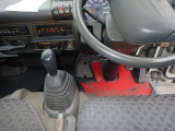 スムーサー車はシフト操作は必要ですがクラッチペダルはついてませんので、渋滞時や坂道発進などでのクラッチ操作が不要です。