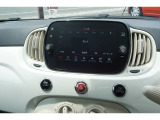 ディスプレイオーディオです。アップルカープレイやアンドロイドオートが使えます。もちろんブルートゥースオーディオも付いているのでスマホの音楽も簡単に聞けます。
