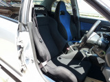レカロセミバケットシートになります。ご希望の方には純正(STI)運転席シートも車載してお引渡し致します。