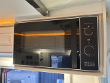 クルマ旅にとても便利な電子レンジもインストール!