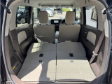 シートが独立で倒れてくれるので大型の荷物も積み込み可能!