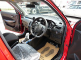 内外装クリーニング済みのお車です。入庫時に磨き作業を行い艶やかなオプションカラーバーニングレッドパールメタリックII(D7Z)になります。