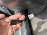 助手席足元にはスマホ等ミラーリングの為のケーブルが伸びてきています。