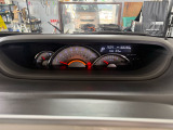 車検場と同じ「予備検査テスター」を自社に完備。ブレーキの制動力、ライトの光軸、排ガスの状態などを数値で測定しています。長年の勘ではなく、正確なデータに基づいて安全を確認してからお渡ししています。