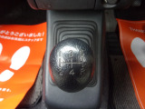 フロア5速マニュアル車です。