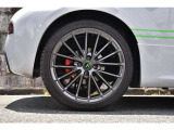 【気持ち良くご納車致します】仕上げ専門スタッフによる、専用ポリッシャーによるボディの磨き仕上げ、ホイール、タイヤハウス内側の清掃、内装の抗菌クリーニング、各部スイッチ、ハンドル、細部の清掃を行います。