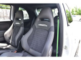 【気持ち良くご納車致します】仕上げ専門スタッフによる、専用ポリッシャーによるボディの磨き仕上げ、ホイール、タイヤハウス内側の清掃、内装の抗菌クリーニング、各部スイッチ、ハンドル、細部の清掃を行います。