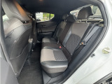 後部座席:目立つ汚れや傷なしです☆Gグレード車ですので、ブラックのファブリック(布地)とブラウン本革の組み合わせのシートです。上質感の漂うシートになります。
