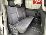 リアシートは使用感はありますが当店は全車クリーニングを実施しておりますので、とても綺麗な状態です!車内は広々としていて、ゆったりとした8人乗りです!お出かけにも大活躍!