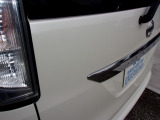 バックドアに薄ーく車いすステッカーの跡