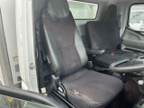 運転席シート破れ箇所有り。