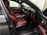 レッドのスポーツレザーシートを採用したイタリア車ならではの品の良いインテリアは使用感の無い美しいコンディションです。足元マットまで汚れのない美しさを保っています。