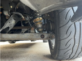足廻りにはDOALL製車高調が装備されております。バネだけBLITZ製の物に交換されております。見た目も金色なのでかっこいいです。