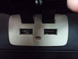 フロントUSB電源ポート。