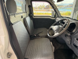 車検場と同じ「予備検査テスター」を自社に完備。ブレーキの制動力、ライトの光軸、排ガスの状態などを数値で測定しています。長年の勘ではなく、正確なデータに基づいて安全を確認してからお渡ししています。