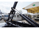 中古車に保証を付ける事は自信のある車両を仕入れ販売する事、 粗悪なエンジン・ミッションの車両を販売しない事、 整備点検をしっかりする事です。 当店とお客様の信用!
