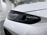 ブルーのデザインアクセントと『BMWLaser』のロゴにより視覚的にも個性を主張するBMWレーザーライトは、ハイビームモードを設定すると最長500mまでの距離を照射し夜間走行時にも快適な走行が可能です