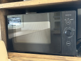 クルマ旅にとても便利な電子レンジもインストール!