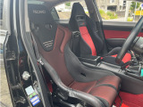 運転席にはRECARO製RS-Gフルバケットシートが装着されております。もちろんシートレールもRECARO製になります。ホールド性がかなり良く乗りやすいシート&かっこいいです。