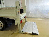 垂直パワーゲート 600kg 新明和/RE06-1233 長:84cm/有効長:56cm 幅:160cm PG接地面アルミ縞鋼板張り 左右リア支柱PGスイッチ