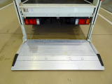 垂直パワーゲート 600kg 新明和/RE06-1233 長:84cm/有効長:56cm 幅:160cm PG接地面アルミ縞鋼板張り 左右リア支柱PGスイッチ