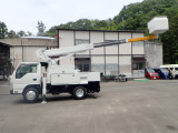 コンパクトな車体でジャッキは垂直に降りるので設置面積を最小限に抑えられ、 狭い現場でも場所をあまり選ばず、作業効率アップします。