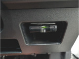 ETC車載器は運転席足元の収納箇所にビルトイン。カードの出し入れがしやすいですしカードを挿したままでも車外から見えないので防犯上も安心ですよ。